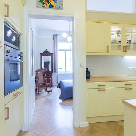 Beautiful Old Town Square Apartment Prague